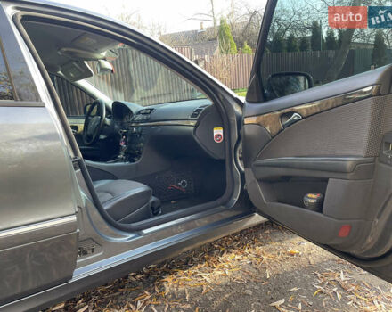 Сірий Мерседес Е-Клас, об'ємом двигуна 2.99 л та пробігом 295 тис. км за 9400 $, фото 15 на Automoto.ua