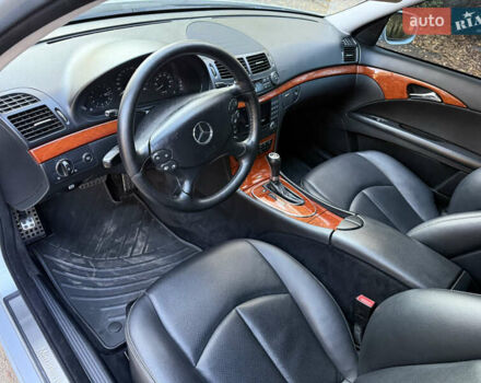 Сірий Мерседес Е-Клас, об'ємом двигуна 1.8 л та пробігом 240 тис. км за 9000 $, фото 49 на Automoto.ua