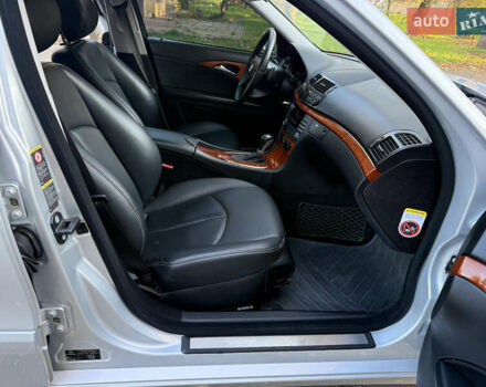 Сірий Мерседес Е-Клас, об'ємом двигуна 1.8 л та пробігом 240 тис. км за 9000 $, фото 65 на Automoto.ua