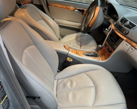 Серый Мерседес Е-Класс, объемом двигателя 2.1 л и пробегом 441 тыс. км за 4300 $, фото 5 на Automoto.ua