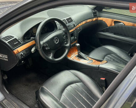 Серый Мерседес Е-Класс, объемом двигателя 2.2 л и пробегом 323 тыс. км за 8500 $, фото 3 на Automoto.ua