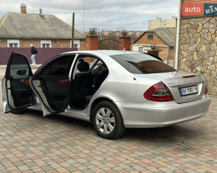 Сірий Мерседес Е-Клас, об'ємом двигуна 2.2 л та пробігом 319 тис. км за 7200 $, фото 3 на Automoto.ua