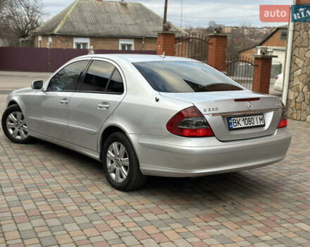 Сірий Мерседес Е-Клас, об'ємом двигуна 2.2 л та пробігом 319 тис. км за 7200 $, фото 1 на Automoto.ua