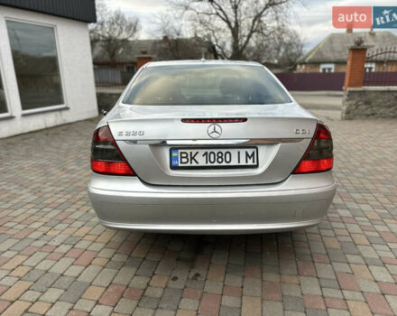 Сірий Мерседес Е-Клас, об'ємом двигуна 2.2 л та пробігом 319 тис. км за 7200 $, фото 14 на Automoto.ua