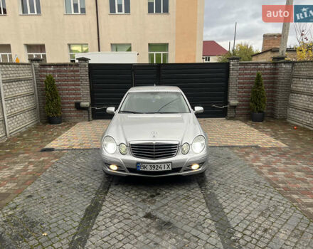 Мерседес Е-Клас 2008 у Костополе на Automoto.ua Сірий Мерседес Е-Клас, об'ємом двигуна 3 л та пробігом 295 тис. км за 11000 $, фото 1 на Automoto.ua