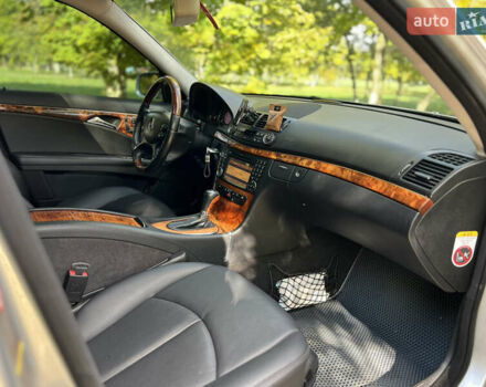 Серый Мерседес Е-Класс, объемом двигателя 2.2 л и пробегом 345 тыс. км за 11300 $, фото 9 на Automoto.ua