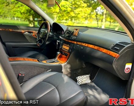 Серый Мерседес Е-Класс, объемом двигателя 2.1 л и пробегом 345 тыс. км за 11300 $, фото 7 на Automoto.ua