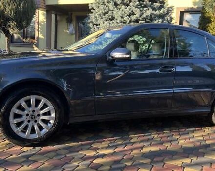 Серый Мерседес Е-Класс, объемом двигателя 2.2 л и пробегом 258 тыс. км за 11999 $, фото 3 на Automoto.ua