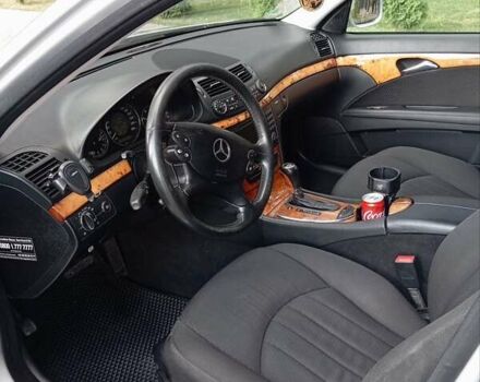 Серый Мерседес Е-Класс, объемом двигателя 2.2 л и пробегом 315 тыс. км за 7850 $, фото 7 на Automoto.ua