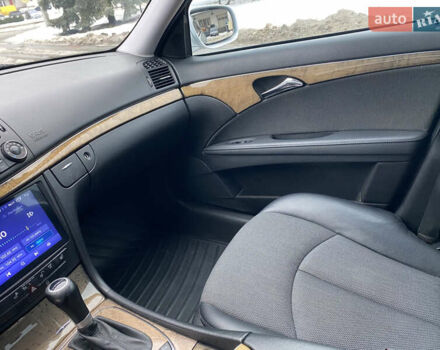 Сірий Мерседес Е-Клас, об'ємом двигуна 2.2 л та пробігом 259 тис. км за 9900 $, фото 59 на Automoto.ua