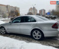 Сірий Мерседес Е-Клас, об'ємом двигуна 2.2 л та пробігом 259 тис. км за 9900 $, фото 102 на Automoto.ua