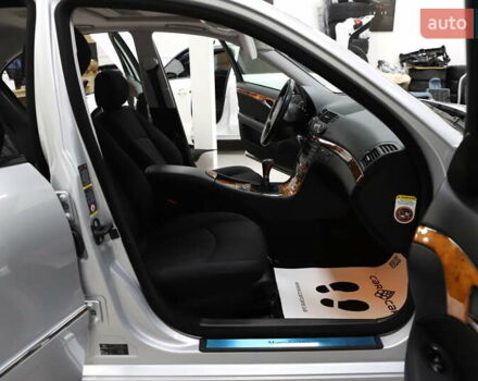 Сірий Мерседес Е-Клас, об'ємом двигуна 2.2 л та пробігом 194 тис. км за 14899 $, фото 81 на Automoto.ua