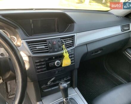 Мерседес Е-Класс 2009 в Ватутино на Automoto.ua Серый Мерседес Е-Класс, объемом двигателя 2.1 л и пробегом 322 тыс. км за 12000 $, фото 16 на Automoto.ua