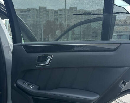 Сірий Мерседес Е-Клас, об'ємом двигуна 2.2 л та пробігом 246 тис. км за 12000 $, фото 6 на Automoto.ua