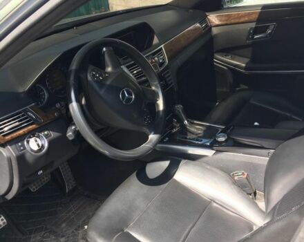 Серый Мерседес Е-Класс, объемом двигателя 2.1 л и пробегом 300 тыс. км за 11000 $, фото 6 на Automoto.ua