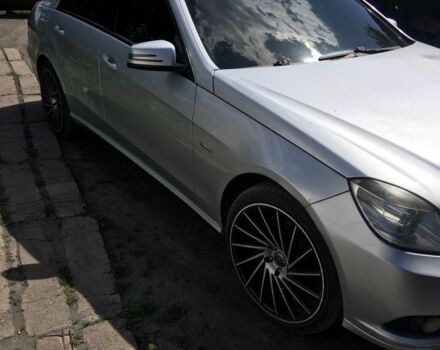 Серый Мерседес Е-Класс, объемом двигателя 2.1 л и пробегом 300 тыс. км за 11000 $, фото 3 на Automoto.ua