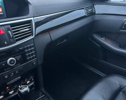 Сірий Мерседес Е-Клас, об'ємом двигуна 2.2 л та пробігом 246 тис. км за 12000 $, фото 23 на Automoto.ua