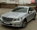 Серый Мерседес Е-Класс, объемом двигателя 2.2 л и пробегом 230 тыс. км за 10000 $, фото 1 на Automoto.ua