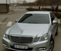 Серый Мерседес Е-Класс, объемом двигателя 2.2 л и пробегом 230 тыс. км за 10000 $, фото 3 на Automoto.ua