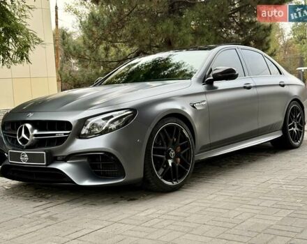 Сірий Мерседес Е-Клас, об'ємом двигуна 3.98 л та пробігом 17 тис. км за 96500 $, фото 1 на Automoto.ua