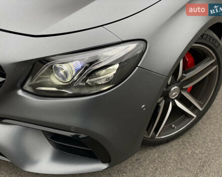 Серый Мерседес Е-Класс, объемом двигателя 3.98 л и пробегом 55 тыс. км за 72990 $, фото 6 на Automoto.ua