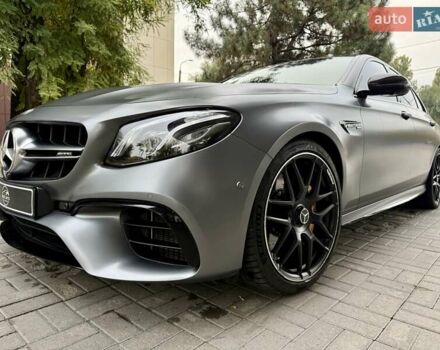 Сірий Мерседес Е-Клас, об'ємом двигуна 3.98 л та пробігом 17 тис. км за 96500 $, фото 4 на Automoto.ua