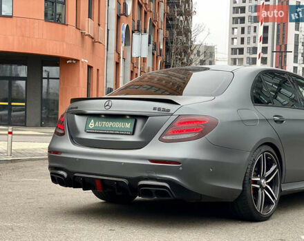 Серый Мерседес Е-Класс, объемом двигателя 3.98 л и пробегом 55 тыс. км за 72990 $, фото 2 на Automoto.ua