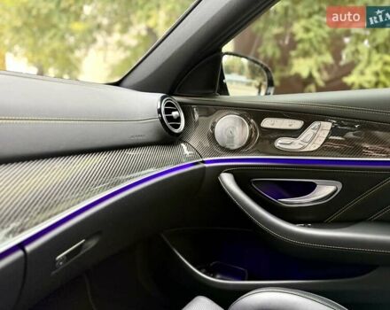 Сірий Мерседес Е-Клас, об'ємом двигуна 3.98 л та пробігом 17 тис. км за 96500 $, фото 44 на Automoto.ua