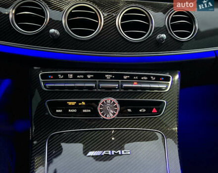 Серый Мерседес Е-Класс, объемом двигателя 4 л и пробегом 44 тыс. км за 78999 $, фото 43 на Automoto.ua