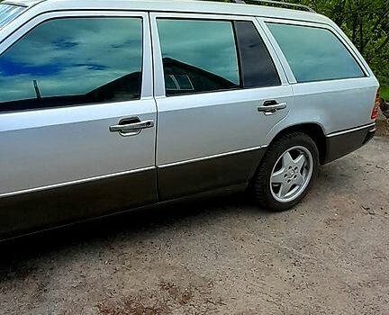 Сірий Мерседес Е-Клас, об'ємом двигуна 2.5 л та пробігом 500 тис. км за 3000 $, фото 4 на Automoto.ua