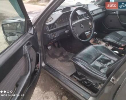 Серый Мерседес Е-Класс, объемом двигателя 2.5 л и пробегом 374 тыс. км за 1850 $, фото 11 на Automoto.ua