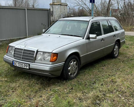 Серый Мерседес Е-Класс, объемом двигателя 3 л и пробегом 322 тыс. км за 3400 $, фото 2 на Automoto.ua