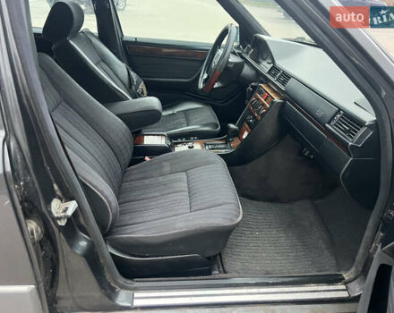 Серый Мерседес Е-Класс, объемом двигателя 2.8 л и пробегом 347 тыс. км за 1900 $, фото 26 на Automoto.ua