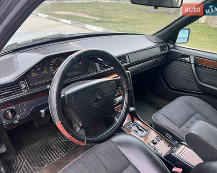 Серый Мерседес Е-Класс, объемом двигателя 2.8 л и пробегом 347 тыс. км за 1900 $, фото 11 на Automoto.ua