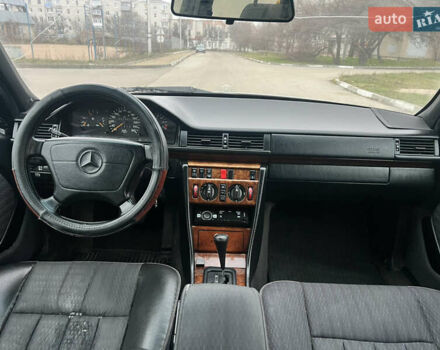 Серый Мерседес Е-Класс, объемом двигателя 2.8 л и пробегом 347 тыс. км за 1900 $, фото 22 на Automoto.ua