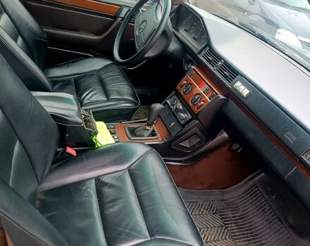 Сірий Мерседес Е-Клас, об'ємом двигуна 2 л та пробігом 356 тис. км за 2900 $, фото 2 на Automoto.ua