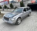 Сірий Мерседес Е-Клас, об'ємом двигуна 2 л та пробігом 400 тис. км за 1200 $, фото 1 на Automoto.ua