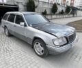 Сірий Мерседес Е-Клас, об'ємом двигуна 2 л та пробігом 400 тис. км за 950 $, фото 1 на Automoto.ua