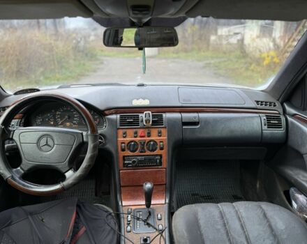 Серый Мерседес Е-Класс, объемом двигателя 2.9 л и пробегом 340 тыс. км за 2100 $, фото 6 на Automoto.ua