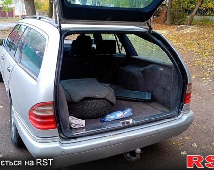 Серый Мерседес Е-Класс, объемом двигателя 2.4 л и пробегом 233 тыс. км за 3200 $, фото 3 на Automoto.ua