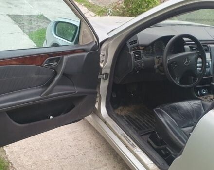 Серый Мерседес Е-Класс, объемом двигателя 3.2 л и пробегом 350 тыс. км за 2500 $, фото 6 на Automoto.ua