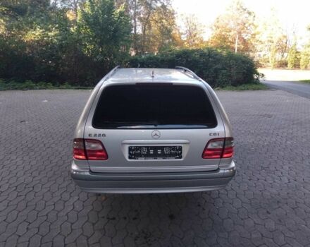 Серый Мерседес Е-Класс, объемом двигателя 2.2 л и пробегом 235 тыс. км за 4640 $, фото 4 на Automoto.ua