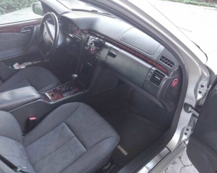 Серый Мерседес Е-Класс, объемом двигателя 2.2 л и пробегом 235 тыс. км за 4640 $, фото 7 на Automoto.ua