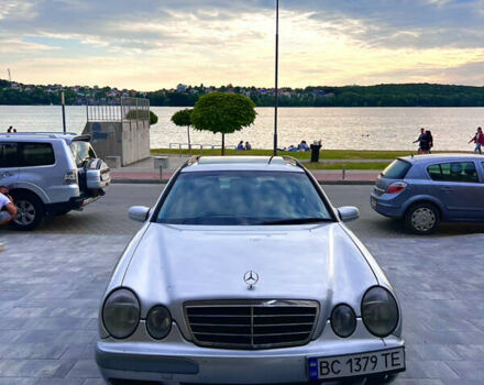 Сірий Мерседес Е-Клас, об'ємом двигуна 2 л та пробігом 380 тис. км за 2900 $, фото 1 на Automoto.ua