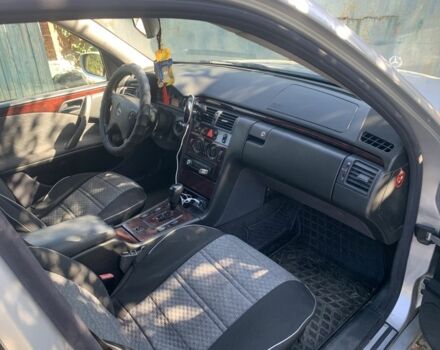 Серый Мерседес Е-Класс, объемом двигателя 2.1 л и пробегом 347 тыс. км за 3200 $, фото 8 на Automoto.ua