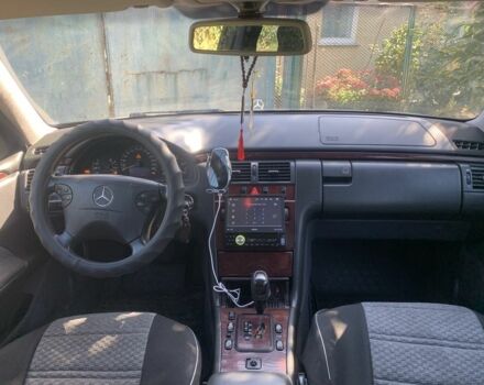 Серый Мерседес Е-Класс, объемом двигателя 2.1 л и пробегом 347 тыс. км за 3200 $, фото 7 на Automoto.ua