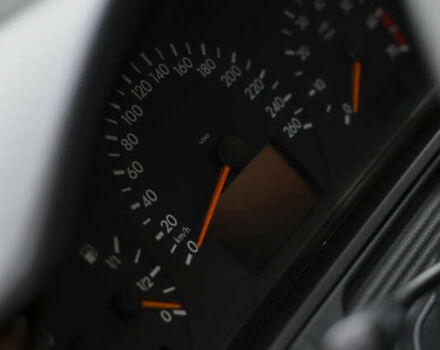 Серый Мерседес Е-Класс, объемом двигателя 2 л и пробегом 511 тыс. км за 3899 $, фото 17 на Automoto.ua