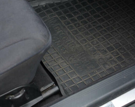 Серый Мерседес Е-Класс, объемом двигателя 2 л и пробегом 511 тыс. км за 3899 $, фото 16 на Automoto.ua