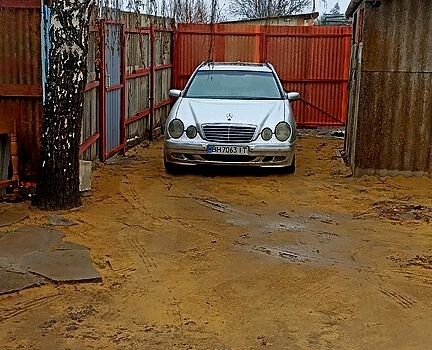 Серый Мерседес Е-Класс, объемом двигателя 3.2 л и пробегом 475 тыс. км за 4200 $, фото 2 на Automoto.ua