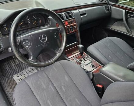 Серый Мерседес Е-Класс, объемом двигателя 2.15 л и пробегом 320 тыс. км за 4700 $, фото 14 на Automoto.ua